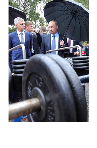 Путин на тренажерной площадке MB barbell.